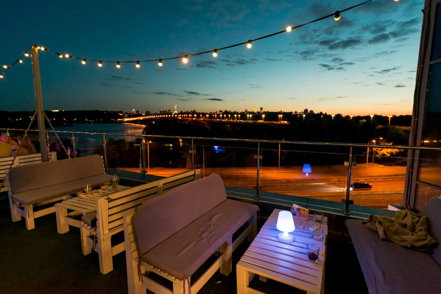 City skyline at night with patio and lights illuminated by dusk to dawn outdoor lighting - What is dusk-to-dawn outdoor lighting? - Vorlane - Vorlane City skyline at night with patio and lights illuminated by dusk to dawn outdoor lighting - What is dusk-to-dawn outdoor lighting? - Vorlane - Vorlane